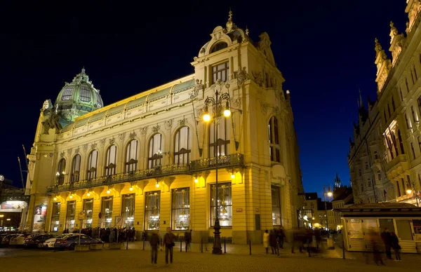 PRAGA, REPÚBLICA CHECA - 28 DE MARZO Fachada Casa Municipal por la noche, Praga, República Checa en 28 de marzo de 2016 — Foto de Stock