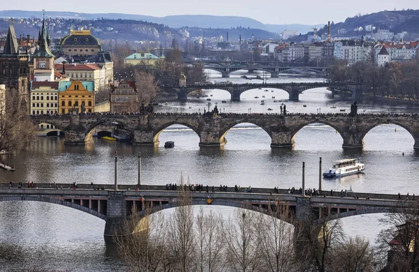 Blick auf die Moldau und die Brücken, Prag, die Tschechische Republik. — Stockfoto