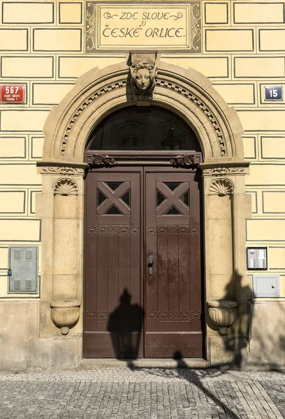 Elegante puerta del edificio en el barrio de Stare Mesto, Praga, República Checa . — Foto de Stock