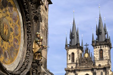 Prag 'ın tarihi merkezi, antik mimari ve eski Belediye Binası 'nda kültürel miras/Prag Kulesi ve astronomik saat.