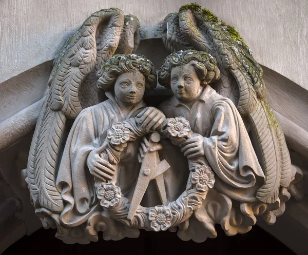 Close-up van standbeeld engelen in de ruïnes van het kasteel van Heidelberg, Baden-Württemberg, Duitsland — Stockfoto