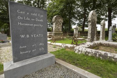 Drumcliff, İrlanda - 15 Ağustos 2015: William Butler Yeats Drumcliff'te mezarı, County Sligo, İrlanda.