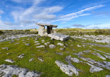 Poulnabrone dolmen, County Clare, İrlanda.