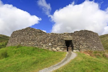 Staigue Fort, harap bir Demir Çağı taş yüzük kale Sneem yakınlarındaki bir yamaç üzerinde duruyor, County Kerry, İrlanda.