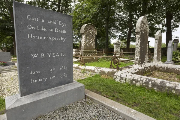 Drumcliff, Irland-15 augusti 2015: William Butler Yeats Grave i Drumcliff, County Sligo, Irland. — Stockfoto