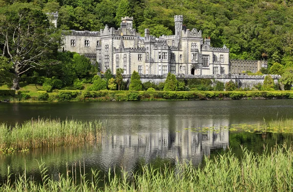 Kylemore Abbey in Connemara, County Galway, Ireland. — Stock Photo, Image