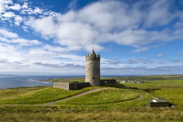 Castillo de Doonagore, Doolin, Condado de Clare, Irlanda . — Foto de Stock