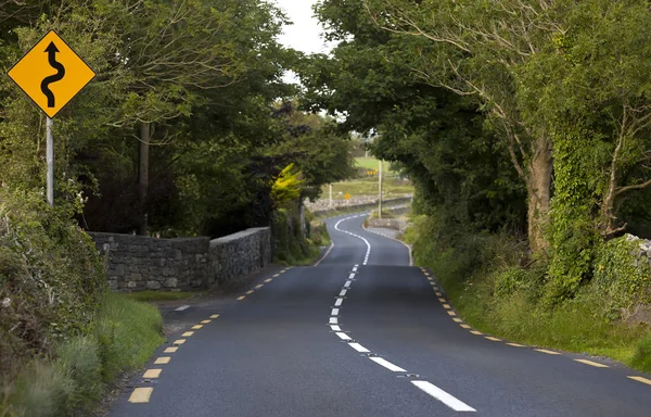 Venkovská silnice v Hrabství Clare nedaleko Corranroo, Irsko — Stock fotografie