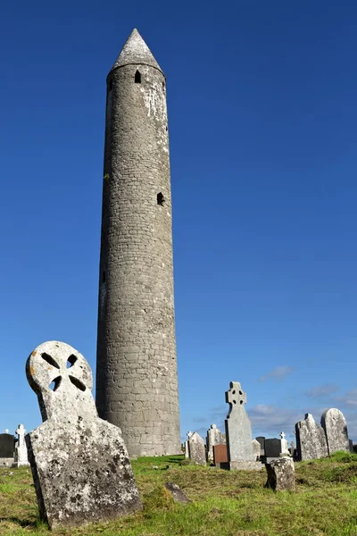 Kilmacduagh kloster mit steinernen turm in irland. — Stockfoto