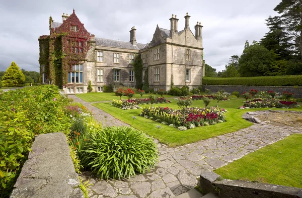 Muckross House and gardens in National Park Killarney, Ireland. — Stock Photo, Image