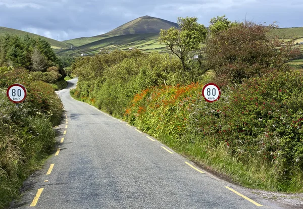 Strada che conduce al Conor Pass sulle montagne di Dingle, Irlanda . — Foto Stock