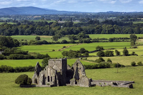 Мбаппе вид на руины аббатства Хора в Кешеле, Ирландия. Это разрушенный цистерцианский монастырь и знаменитая достопримечательность Типперэри . — стоковое фото