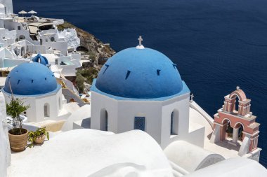 Yunanistan. Kiklad Adaları - Santorini (Thira). Tipik Kiklad mimarisi ile Oia şehir - boyalı mavi kubbeve evlerin beyaz duvarları. Anastasis Kilisesi.