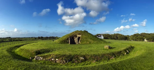 Bryn Celli Ddu, Camera di sepoltura neolitica sull'isola di Anglesey nel Galles del Nord, Regno Unito . — Foto Stock