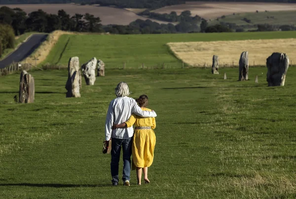 West Kennet Avenue monumento antigo de pedras em pé perto de Avebury em Wiltshire, Inglaterra . — Fotografia de Stock