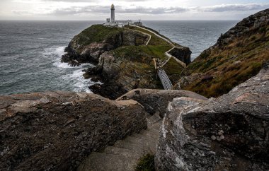 Kutsal Güney Stack ufuk ile kıyı adada Deniz Feneri