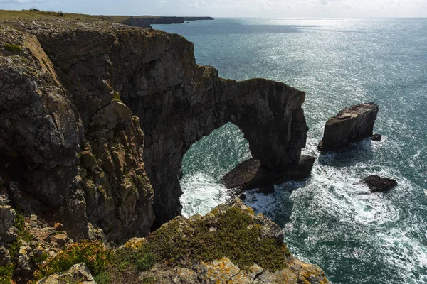 Green Bridge of Wales, Pembrokeshire Coast, País de Gales, Reino Unido — Fotografia de Stock