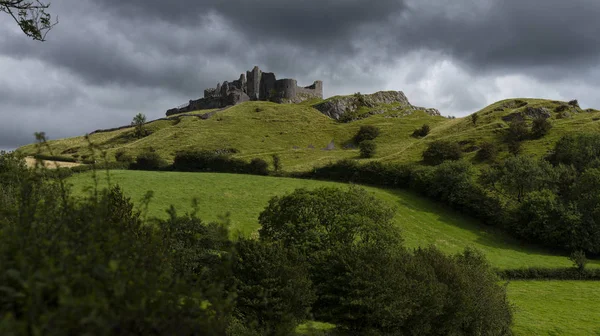 Carreg cennen castle liegt hoch oben auf einem Hügel in der Nähe des Flusses cennen, — Stockfoto