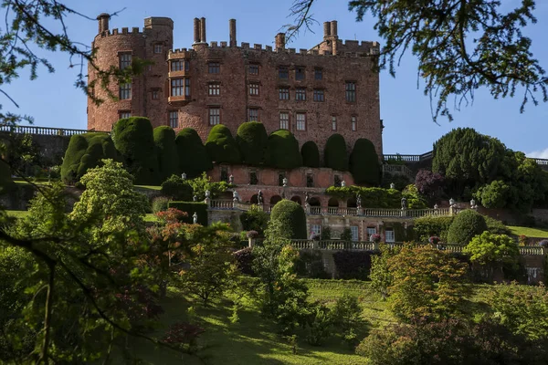 Castelo de Powis. Os jardins em terraços do castelo de Powis, País de Gales, Unite — Fotografia de Stock