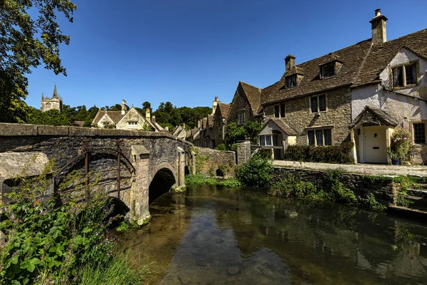 Vár Combe. Festői Cotswold falu Castle Combe, Engl Stock Kép