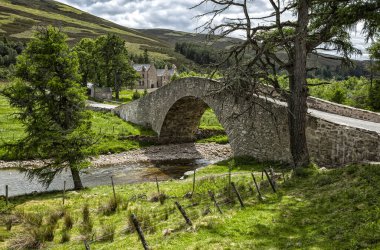 Gairn Nehri Gairnshiel Köprüsü 'nün altından akar, Cairngorms Ulusal P