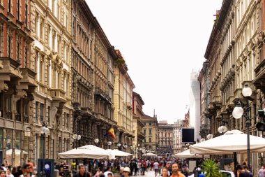Büyük bir Avrupa şehrinin kalabalık caddesinde tanınmayan bir sürü insan var.