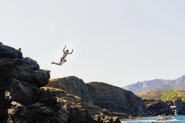 岩からヴォイド 底は見られない に飛び込むフィットネスボディの若い年齢の男 自由の概念と カーペダイム — ストック写真
