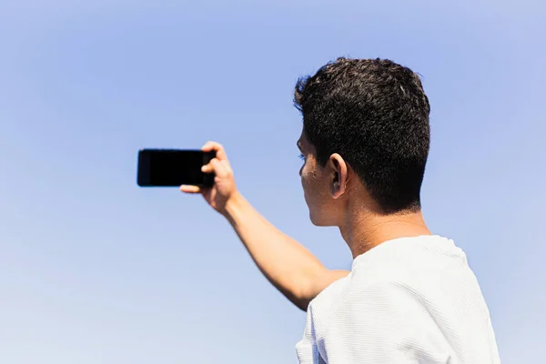 Joven Moreno Irreconocible Origen Magrebí Tomando Selfie Playa Con Smartphone — Foto de Stock