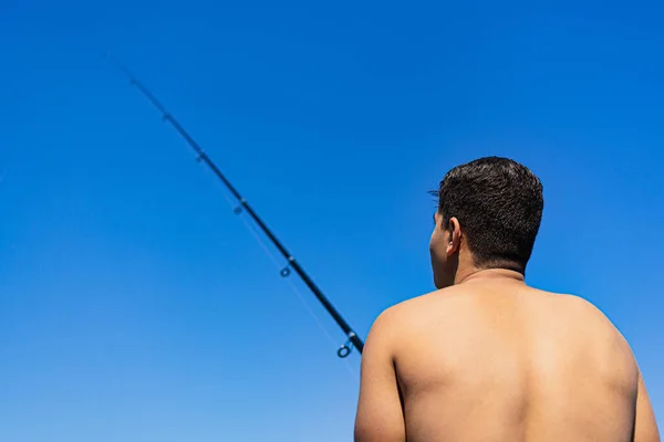 Jonge Donkerharige Man Van Maghreb Oorsprong Vissen Zijn Rug Met — Stockfoto