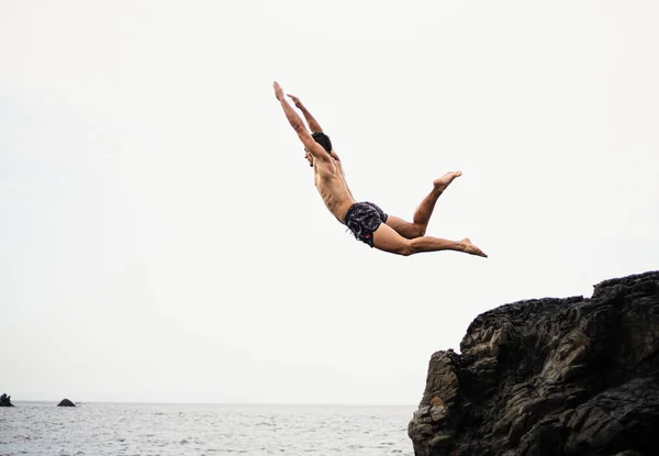 Fitness Tělo Mladý Muž Skákání Prázdna Dno Není Vidět Kamene — Stock fotografie