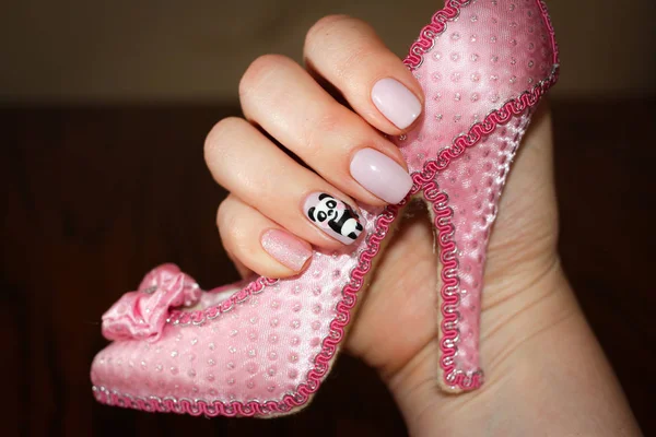 On the nails pink lacquer in the tone of the shoe. The modern Cinderella.