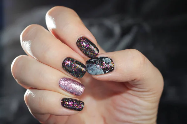 Czarny Manicure Płomieni Postaci Miejsca Kciuku Jest Rysunek Planet Saturn Obraz Stockowy