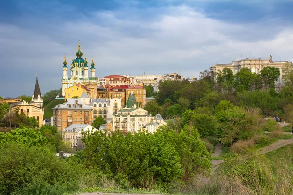 En vacker utsikt över den historiska centrum av Kiev-huvudstaden — Stockfoto