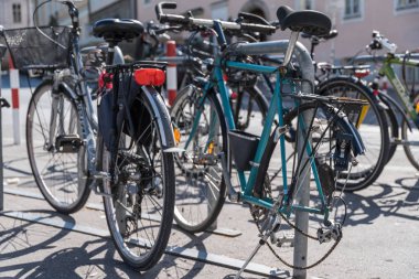 Bir bisiklet, Bisiklet park yeri ile bir lastik hırsızlığı