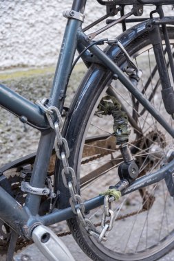 Hırsızlığa karşı - detaylı resim zinciri ile bisiklet kilitli