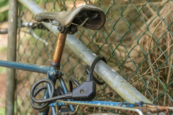 Bicicleta Velha Presa Com Uma Fechadura Bicicleta Detalhe Fechadura Bicicleta — Fotografia de Stock