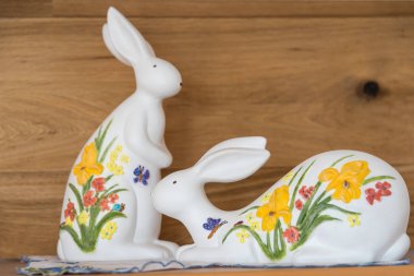 sembol ve Paskalya dekorasyon - portre olarak renkli boyalı Paskalya tavşanları