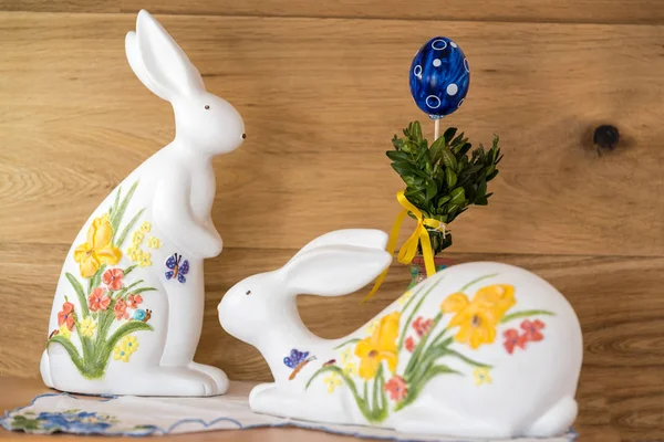 Coniglietti Pasqua Dipinti Uovo Pasqua Come Decorazione Davanti Alla Parete — Foto Stock