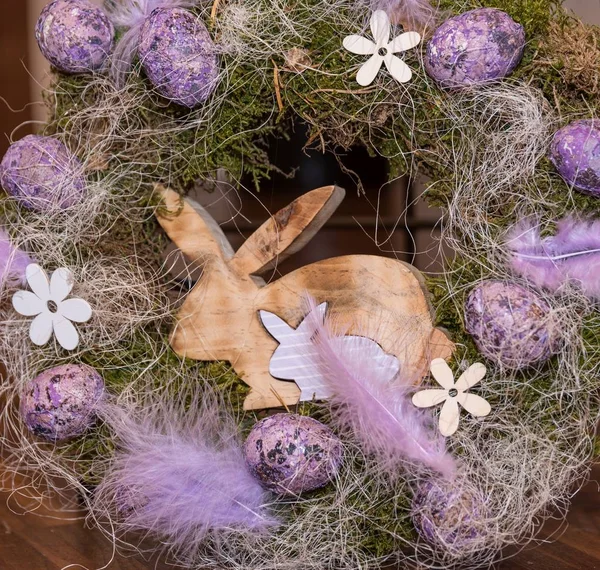 Corona Pasqua Decorativa Con Uova Colorate Coniglio Legno — Foto Stock