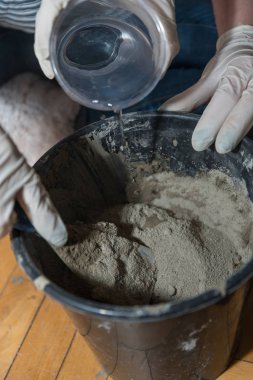 Beton bir plastik kova bir spatula ile karıştırma tamirciyle - yakın çekim