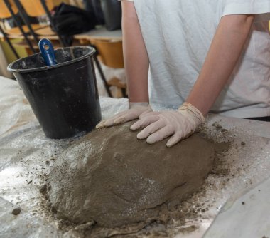 Beton iyi bir kalıba dökmek için karışık