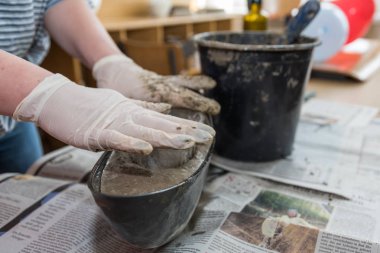 Kişi kendi kabuk beton yapar kitle - yakın çekim