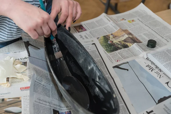 Bir fırça ile bir kase yağ ile fırça - dökme beton kase dök