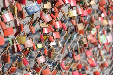 Aşk kilitleri Salzburg köprü korkuluk Makartsteges - partnerliğindeki üzerinde yaya köprüsü