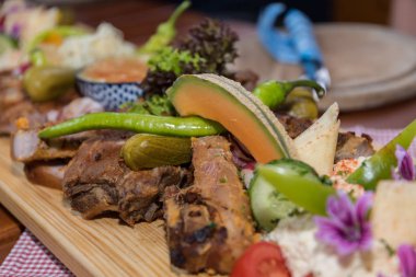 soğuk büfe ahşap plaka üzerinde-bir aperatif olarak hazırlanan yakın çekim