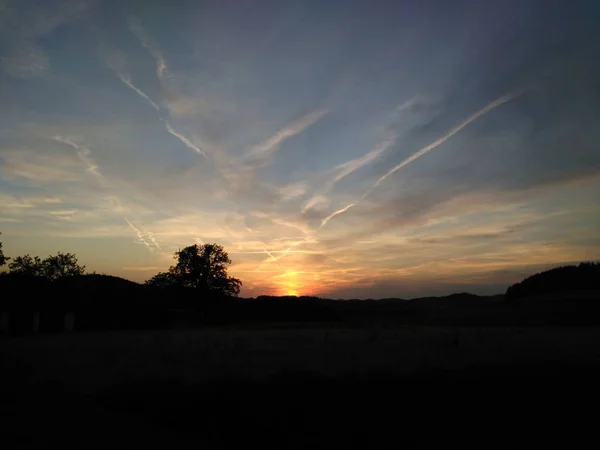 Schöne Abendstimmung Einer Landschaft Bei Sonnenuntergang Und Wolkenbildern — Stockfoto