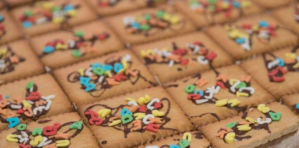 Renkli harfler ve çikolata sosu - yakın çekim ile lezzetli çocuk pasta