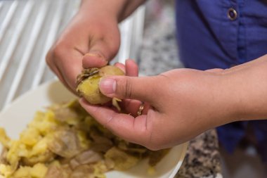 Kabukları taze pişmiş patates - patates soyarken oldu yakın çekim yemek