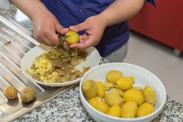Koken Schillen Vers Gekookte Aardappelen Keuken Close — Stockfoto