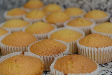 tatlı küçük fırın yemeklerinde taze pişmiş kabarık kek